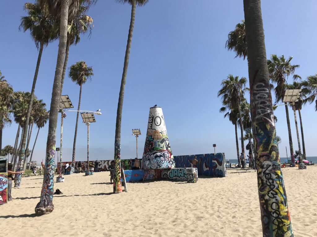 Palmen, Sand und blauer Himmel am "Muscle Beach" in Venice Beach in Los Angeles