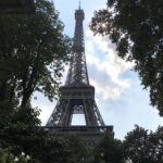 Blick auf den Eiffelturm durch dichte Baumkronen
