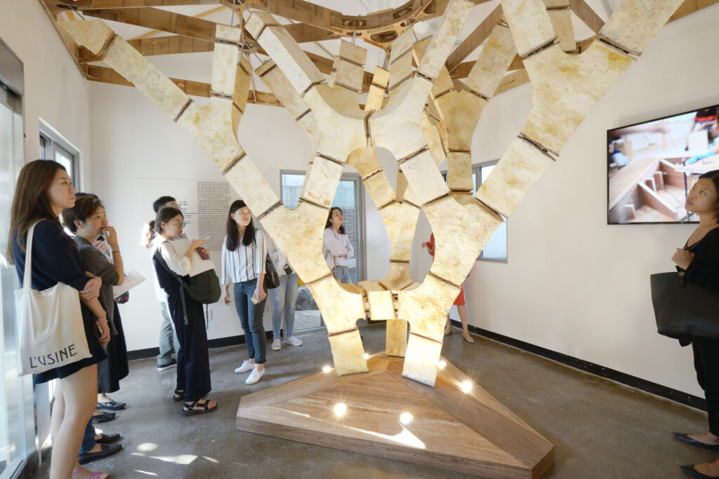 Zu sehen ist ein baumartige Plastik aus Pilzmyzelium und Bambus, die bei der Seoul Biennale of Architecture and Urbanism 2017 präsentiert wurde. Die Entwicklung erfolgte durch Forscher:innen des KIT Karlsruhe.