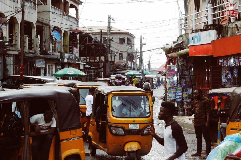 Eine Straße im nigerianischen Lagos: Es wimmelt nur so vor Menschen und Tuktuks.