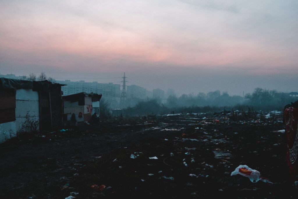 Ein Slum in Bulgarien: Vor der Stadt, inmitten von Müll, stehen Baracken.
