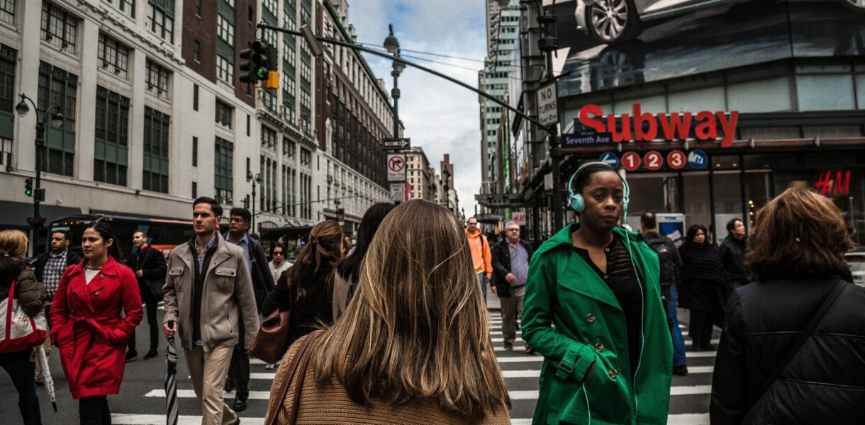 So kann soziale Durchmischung aussehen: Menschen unterschiedlicher Herkunft laufen über eine Straße.