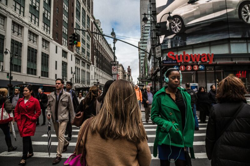 So kann soziale Durchmischung aussehen: Menschen unterschiedlicher Herkunft laufen über eine Straße.