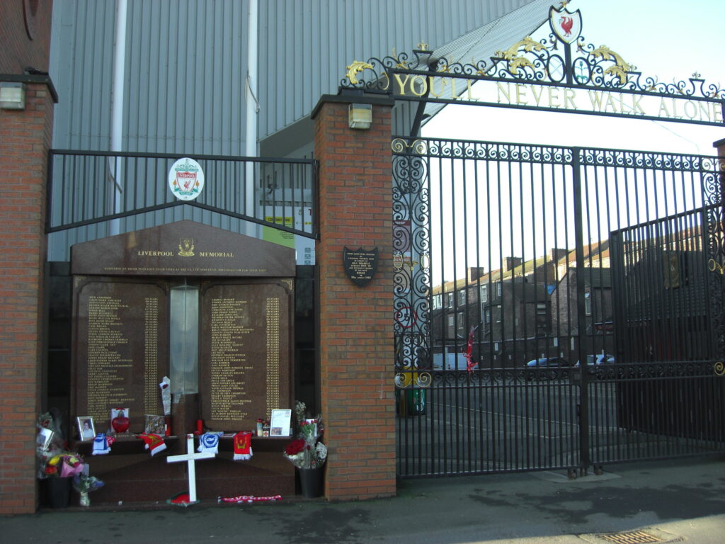 Das Hillsborough Memorial vor dem Stadium des FC Liverpool
