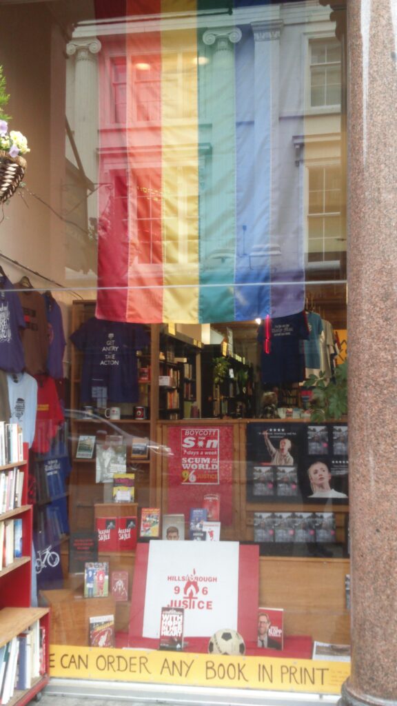 Ein Schaufenster mit einer Pride Flag