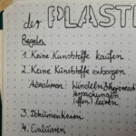 Eine Notizbuchseite auf der Regeln zum plastikfreien Tag notiert sind