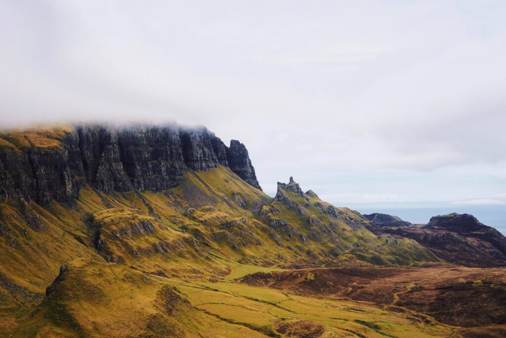 Neblige schottische Landschaft auf der Isle of Skye