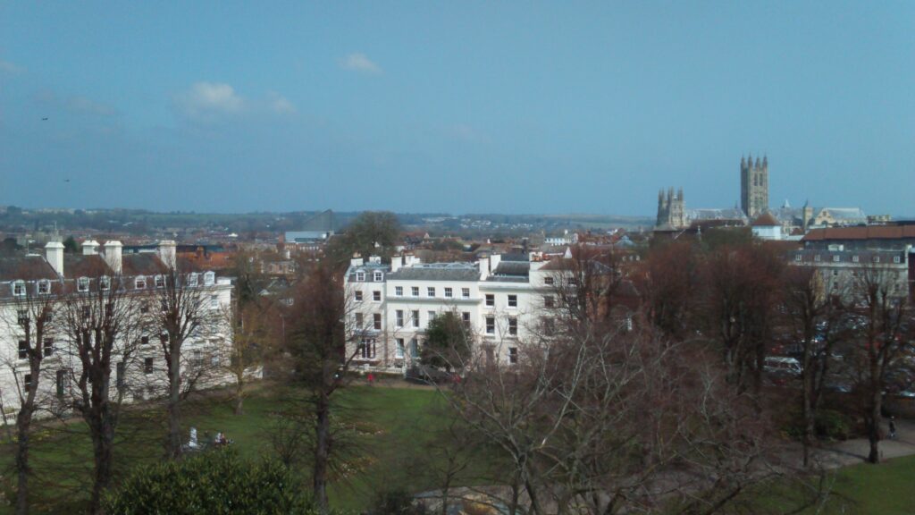 Blick von oben auf Canterbury, rechts die Türme der Kathedrale