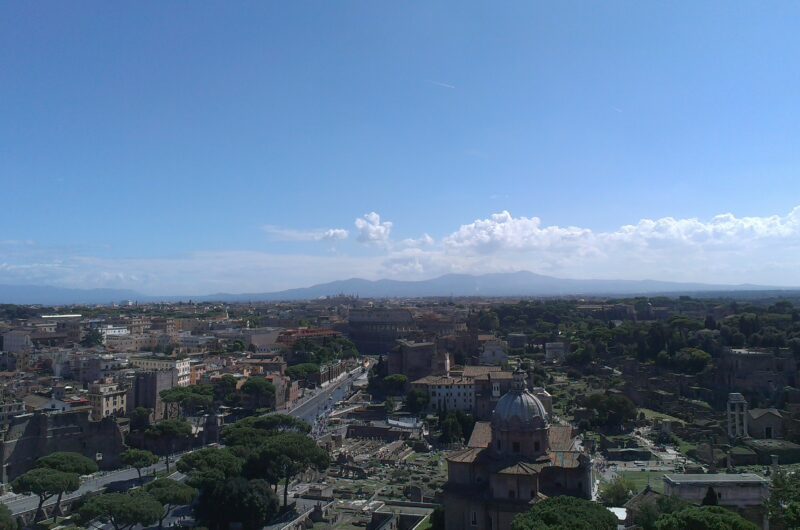 Blick über das Forum und die Dächer von Rom