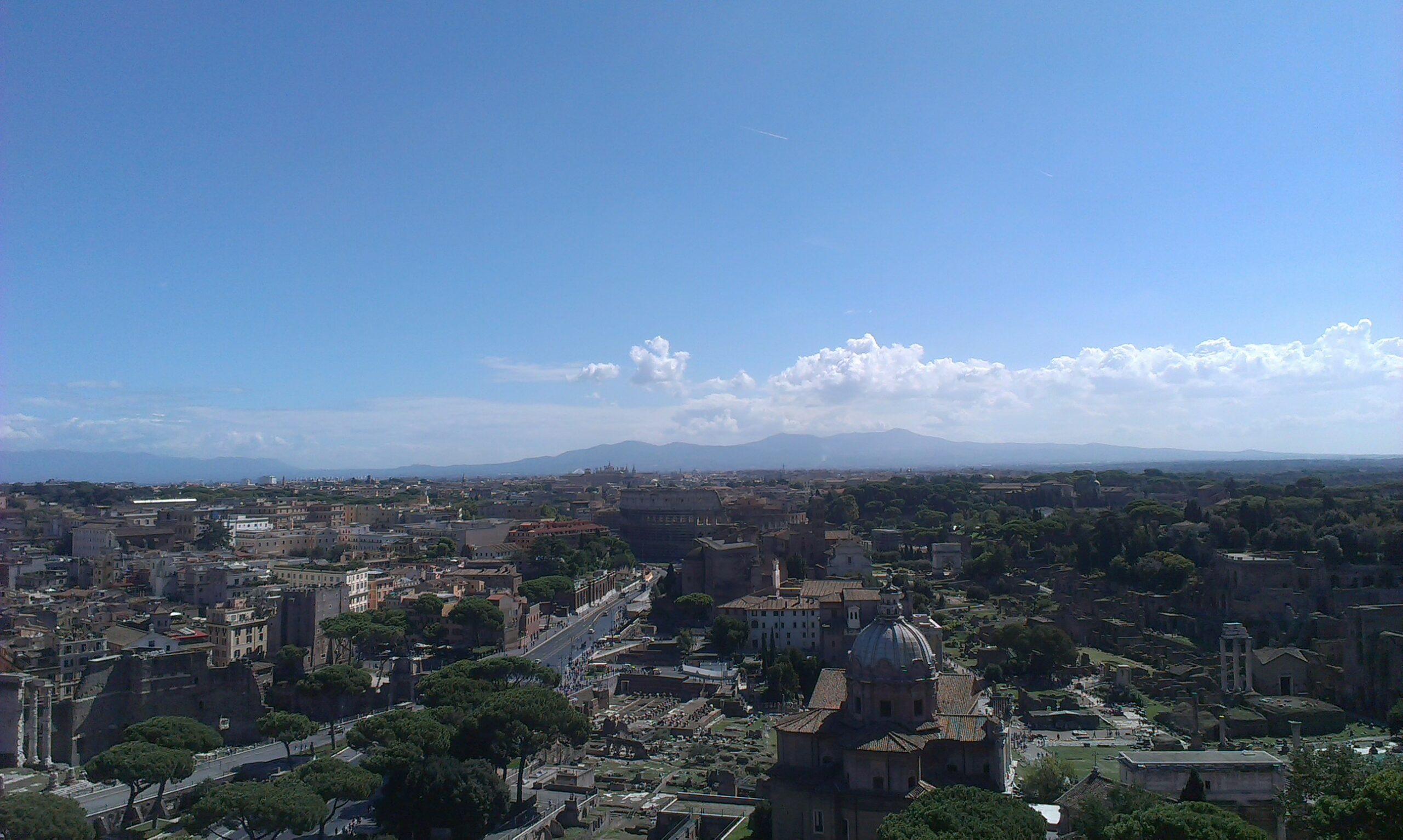 Blick über das Forum und die Dächer von Rom