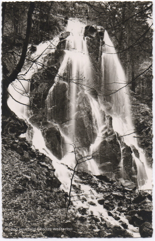 Alte Schwarz-Weiss-Postkarte mit einem Wasserfall.