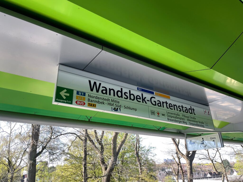 Schild der U-Bahn-Haltestelle Wandsbek Gartenstadt