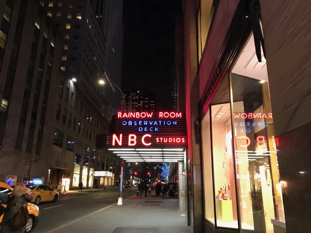 Bunte Neonschrift bewirbt die NBC-Studios am Rockefeller Center in New York
