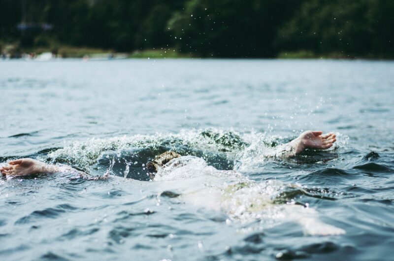 Ein Mensch schwimmt in einem Badesee in Hamburg.