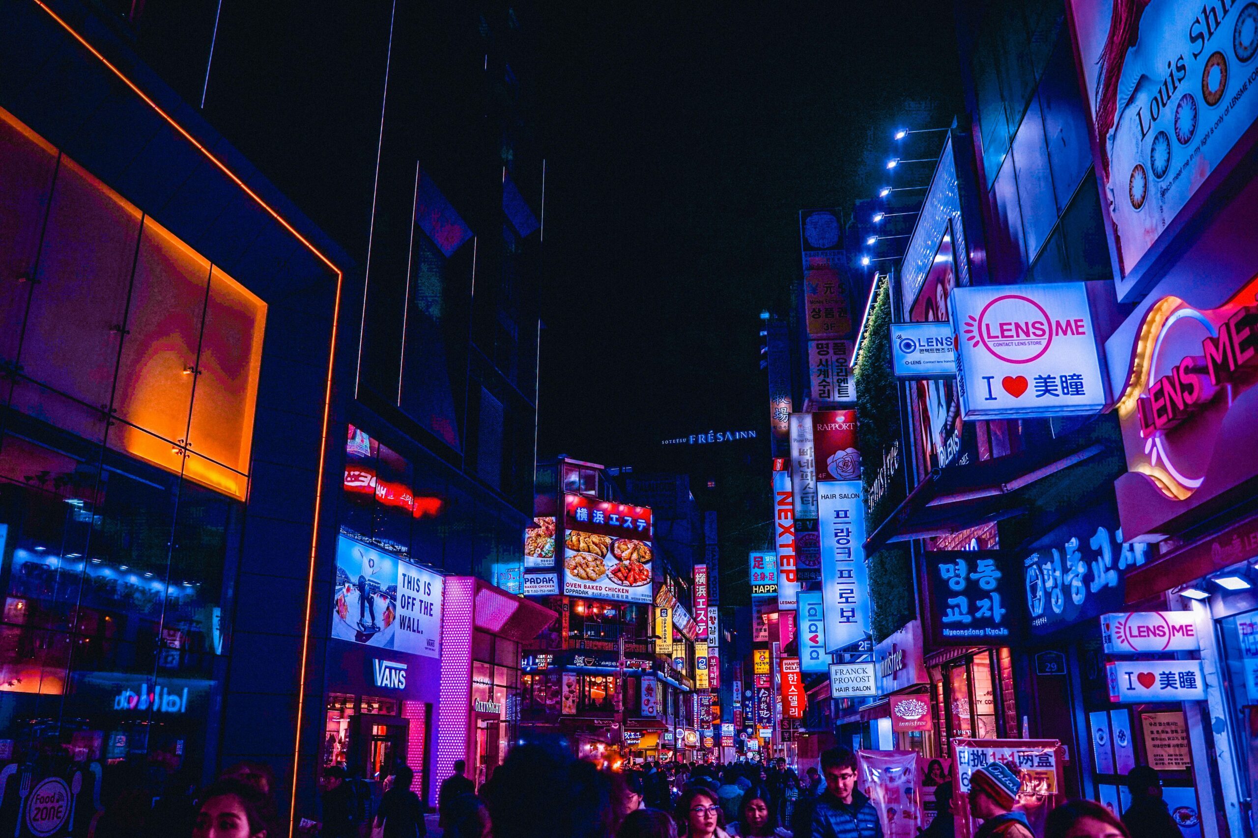 Neonbeleuchtete Strasse in einer asiatischen Großstadt
