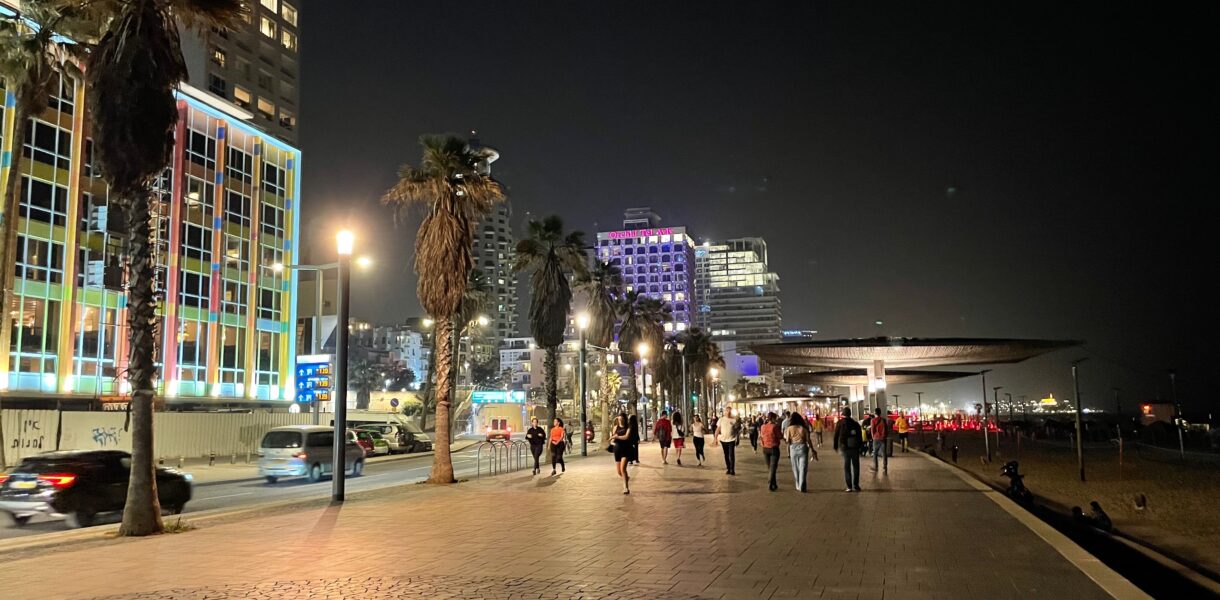 Strandpromenade in Tel Aviv mit nächtlicher Beleuchtung