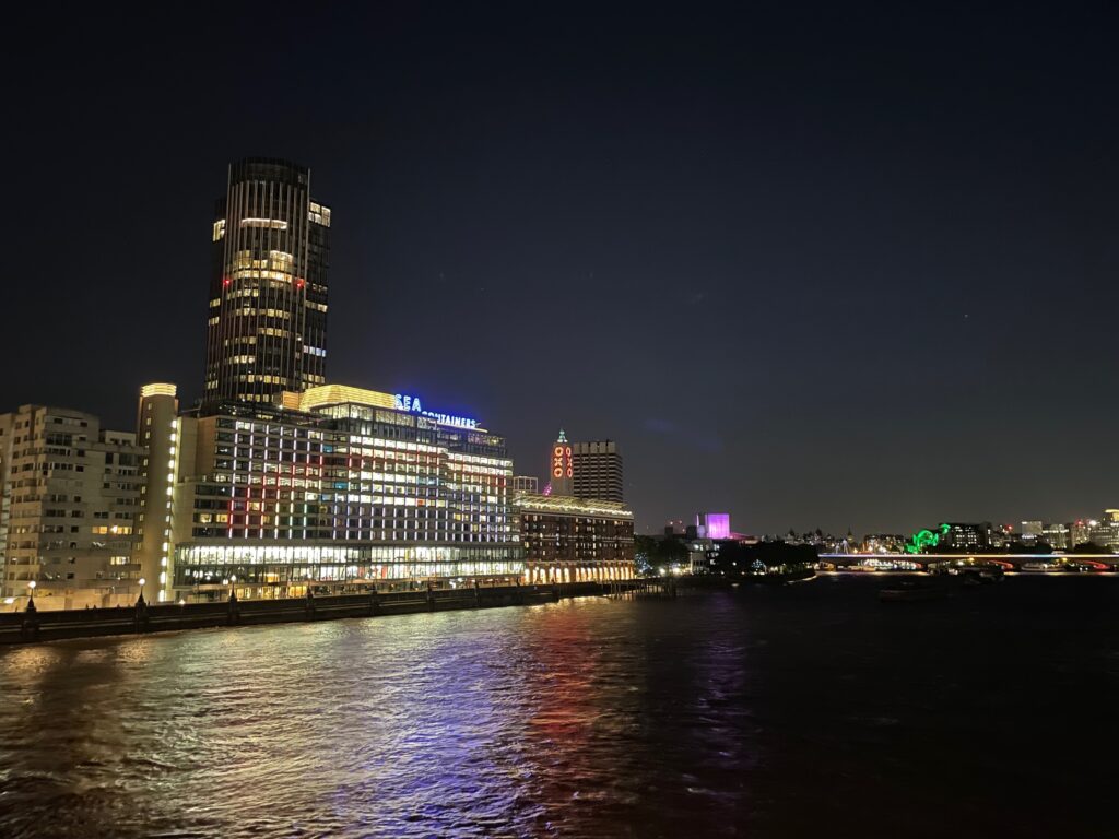 Beleuchtete Hochhäuser rund um die Themse in London