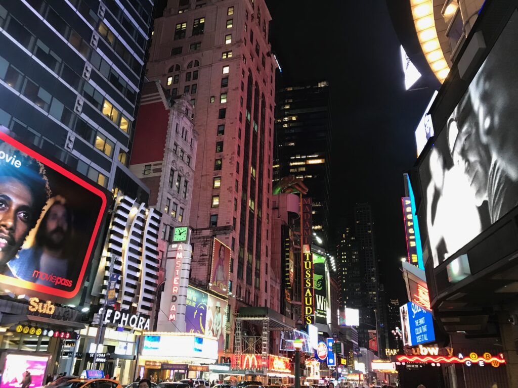Der Timees Square in New York bei Nacht