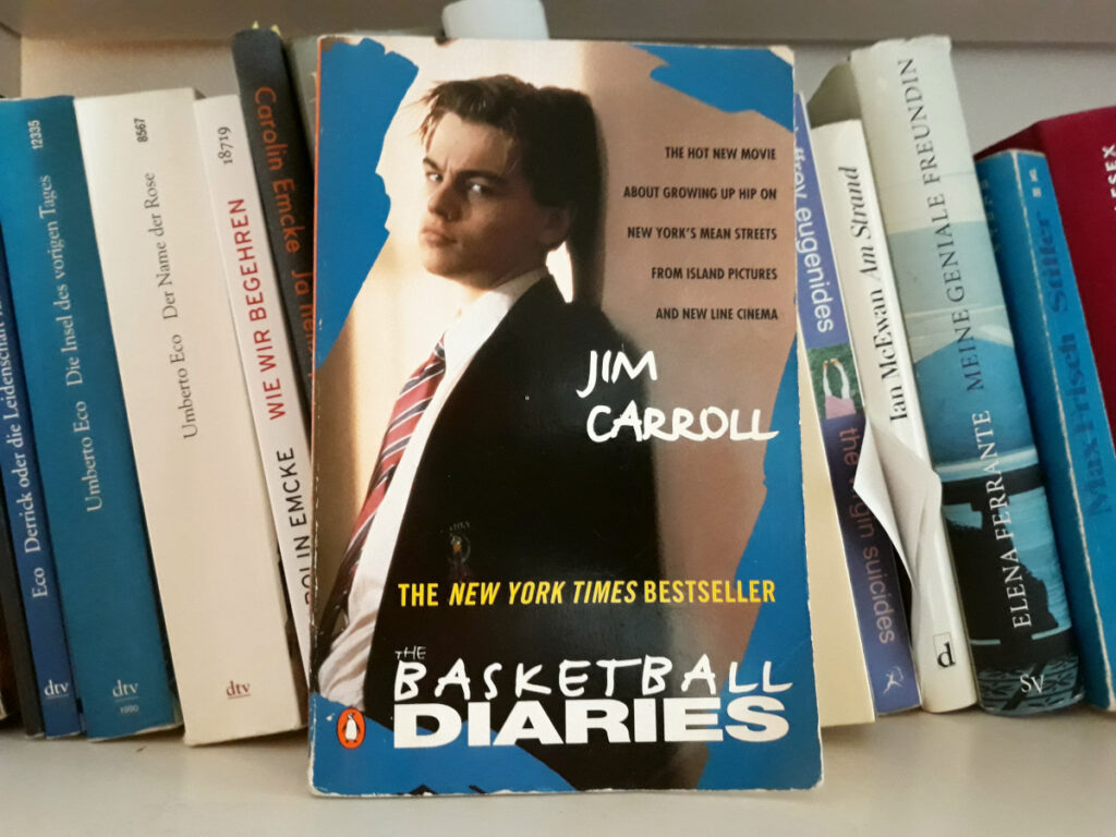 Das Buch "Basketball Diaries" von Jim Carroll vor anderen Büchern
