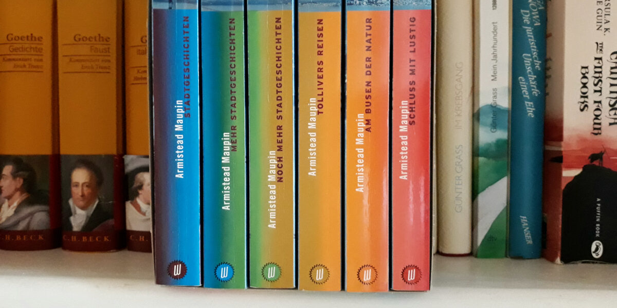 Die Buchreihe „Tales of the City“ von Armistead Maupin vor einem Regal