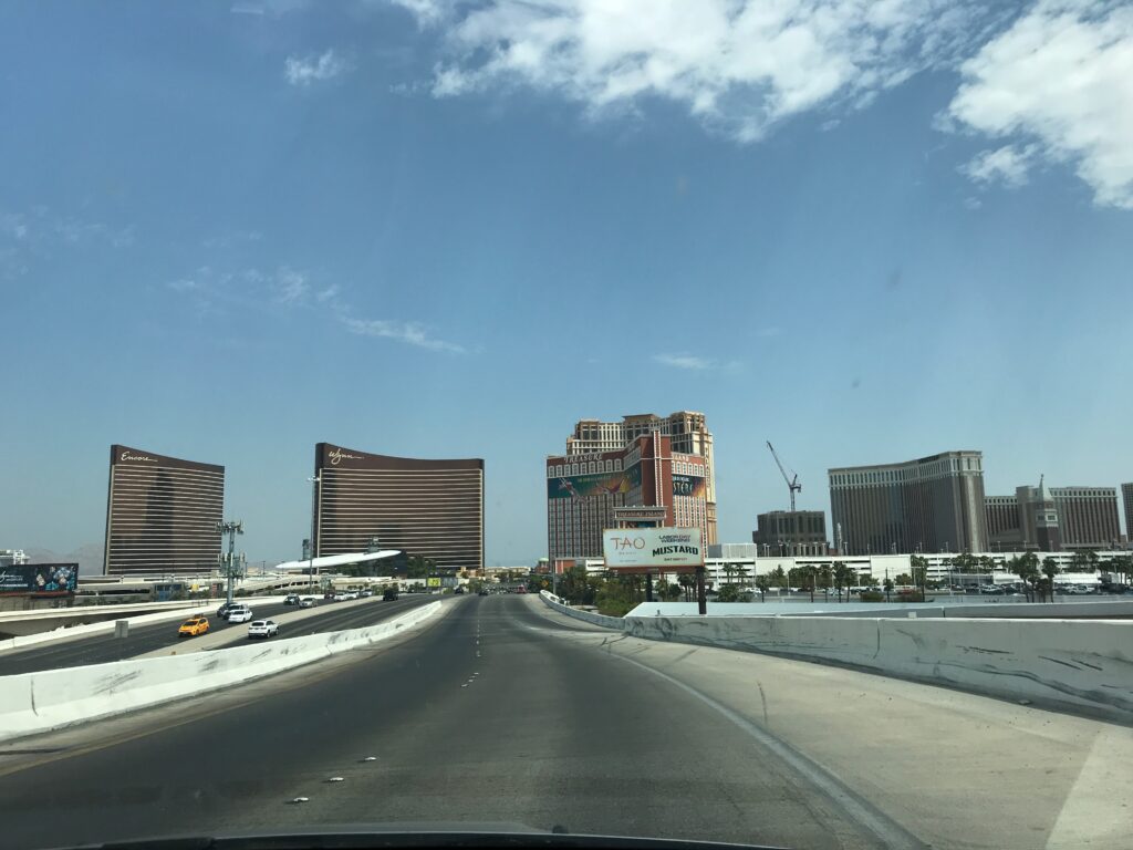Blick von einem Freeway aus auf Hotegebäude in Las Vegas