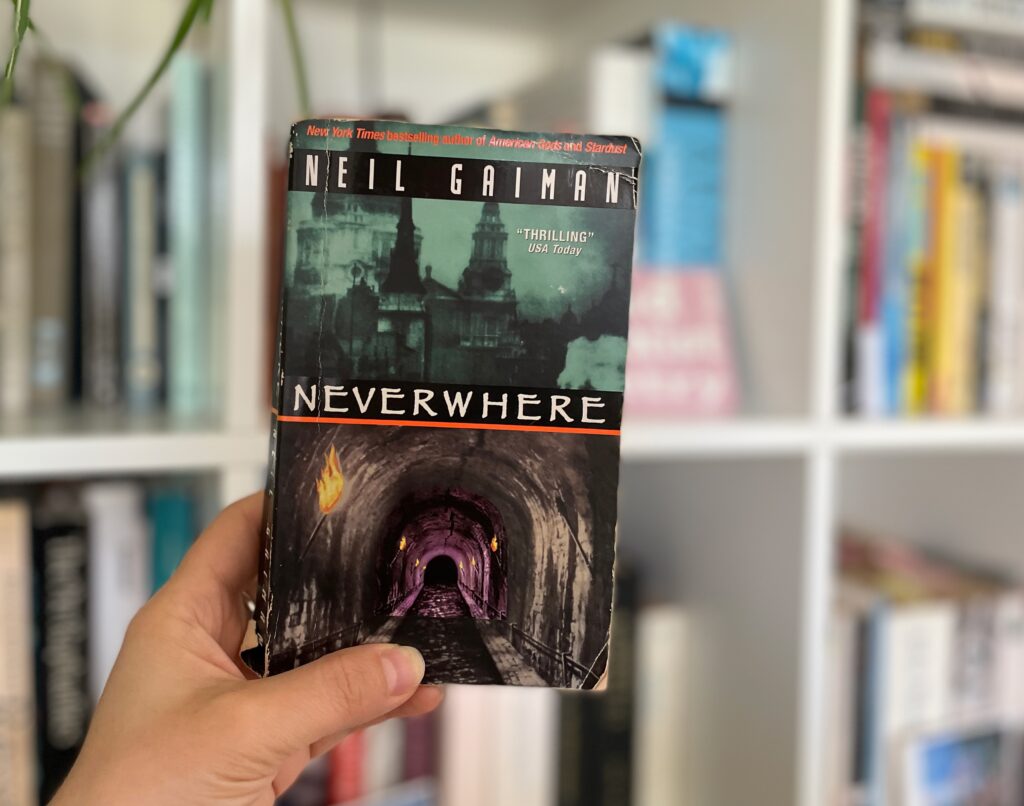 Das Buch "Neverwhere" von Neil Gaiman vor einem Regal