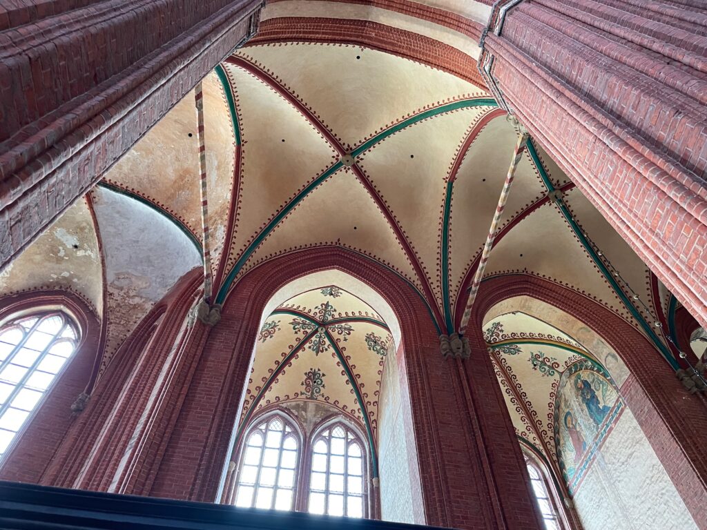 backsteingotisches gewölbe der nikolaikirche in wismar