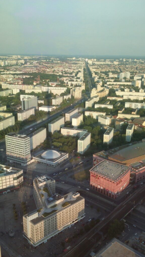 Plattenbauten in Berlin von oben fotografiert.