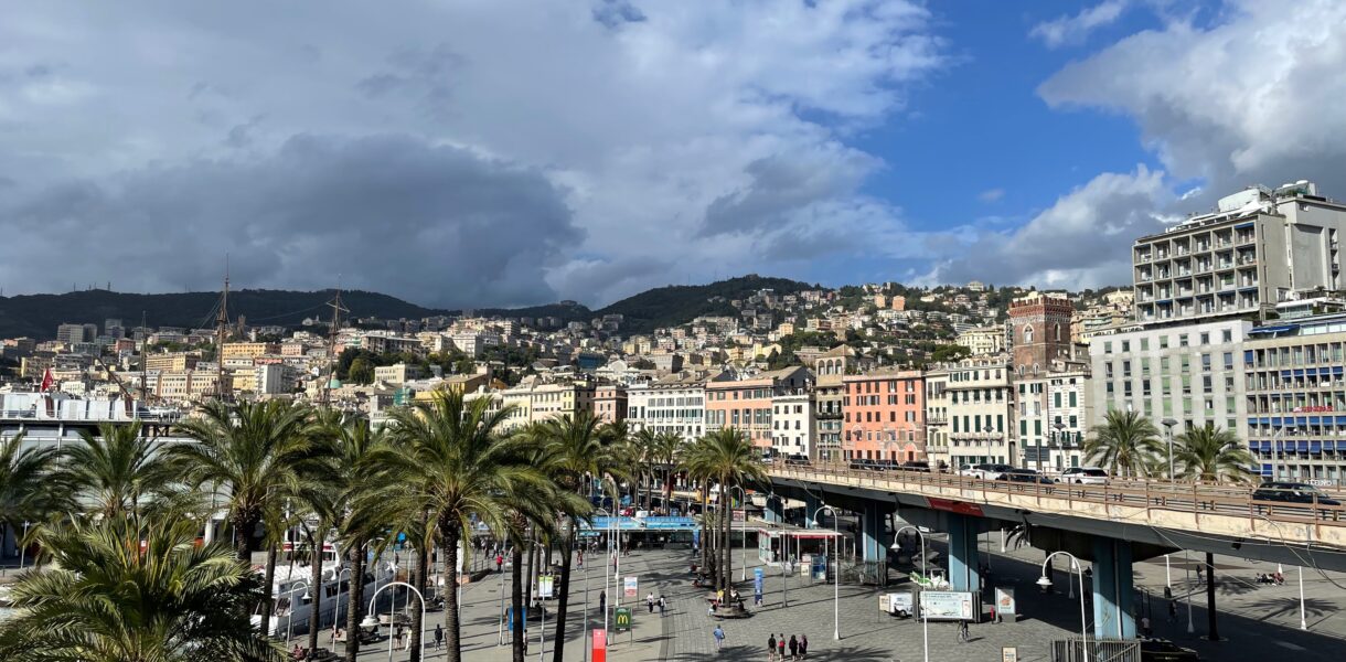 Ansicht der Hafenfassade von Genua mit der Stadtautobahn
