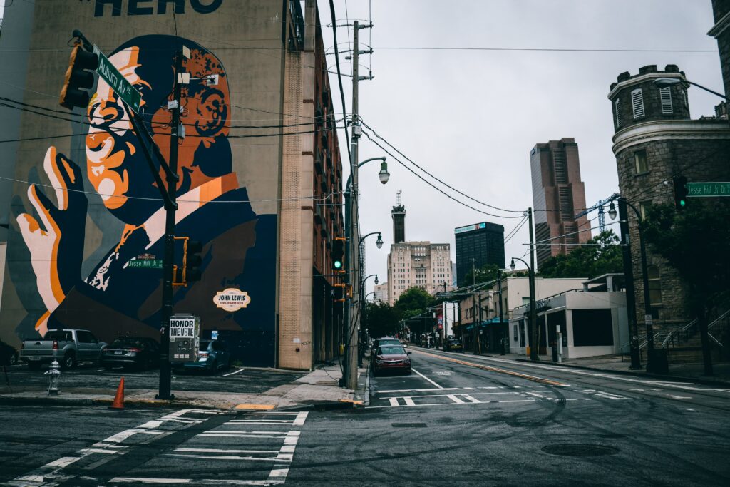 Eine Straßenecke mit einem Mural von dem Schwarzen Politiker John Lewis
