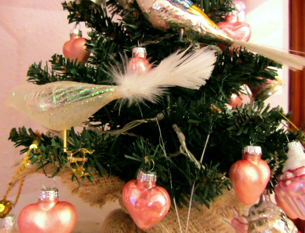 Ein Künstlicher Weihnachtsbaum mit rosa Herzanhängern