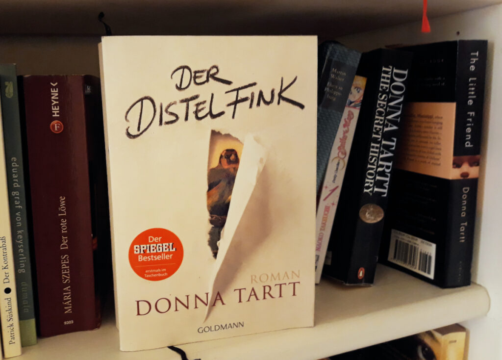 Das Buch "Der Distelfink" von Donna Tartt in einem Regal