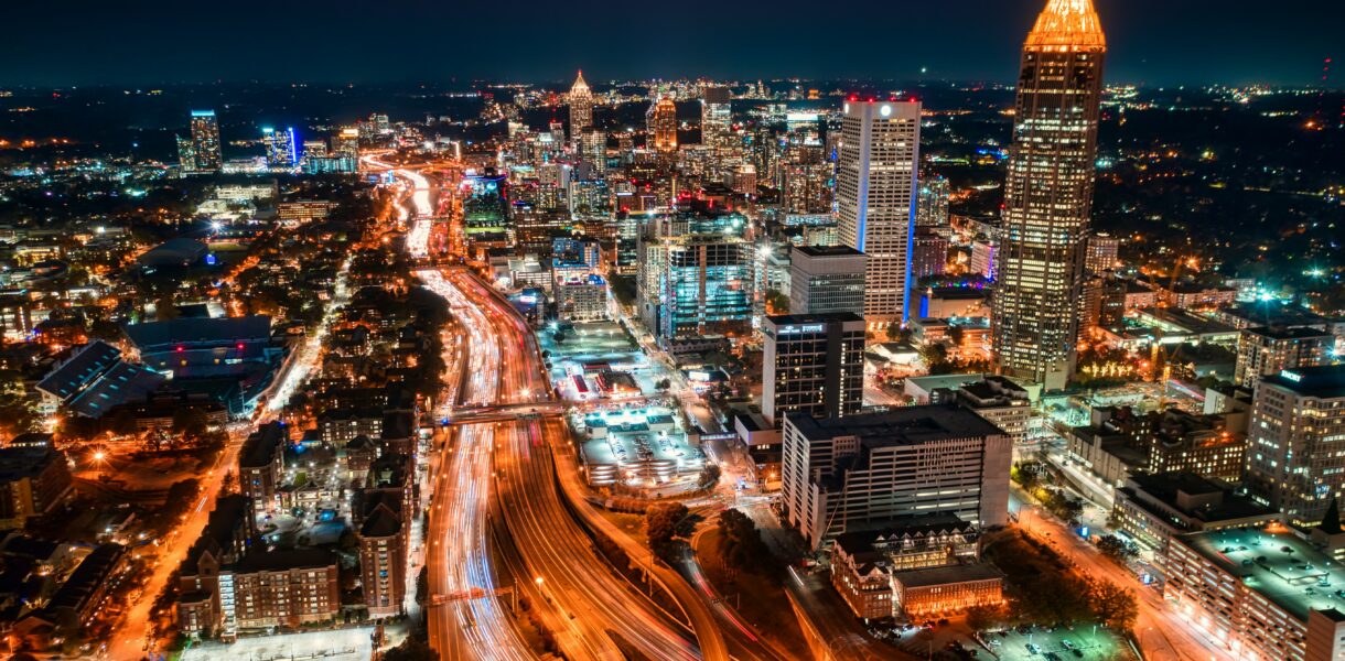 Downtown Atlanta von oben bei Nacht, eine Autobahn und viele Hochhäuser