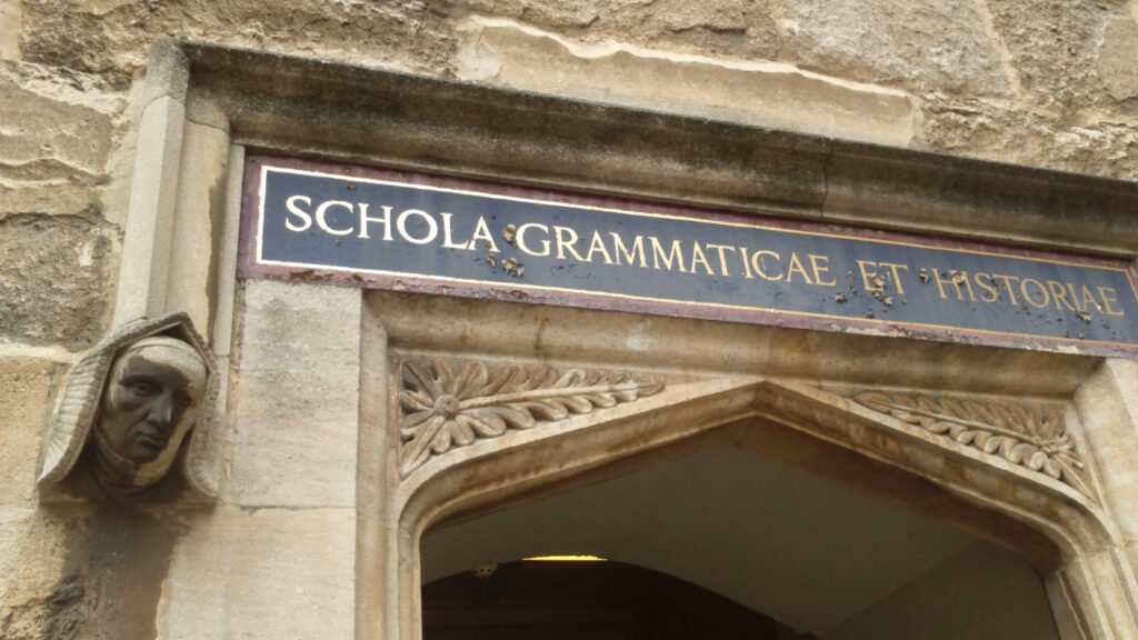 Eine Inschrift an einem alten Gebäude Schola Grammaticae et Historiae
