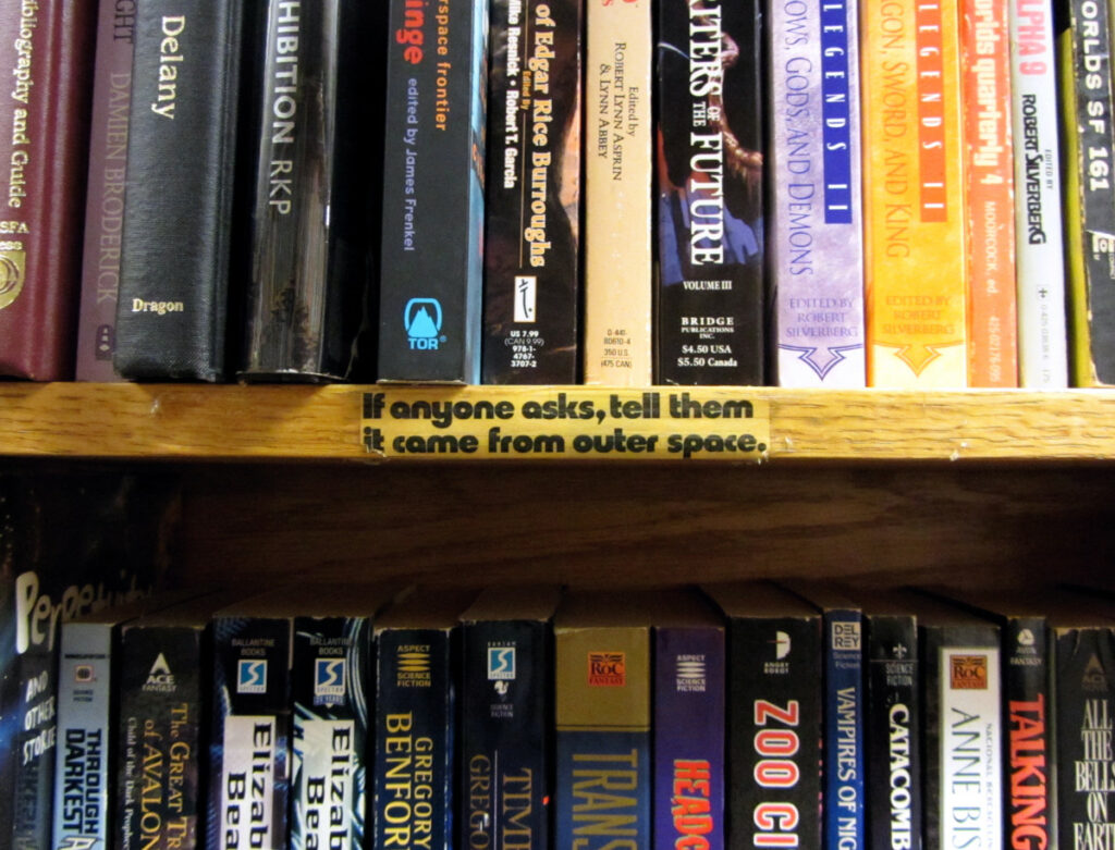 Ein Regal in einem antiquarischen Buchladen in der Fantasyabteilung. 