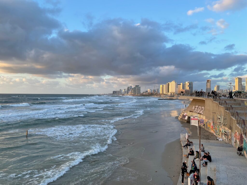 Blick auf Tel Aviv aus der Richtung der Altstadt von Jaffa, das Licht ist abendlich und blau-gold