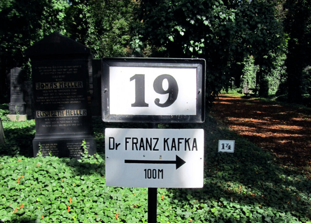 Neuer jüdischer Friedhof in Prag mit Hinweisschild zum Grab Franz Kafkas.