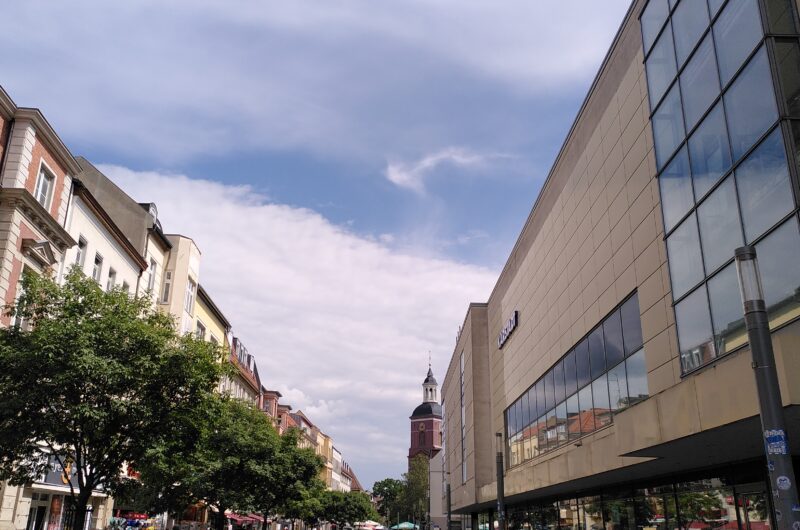 Blick über die Fußgängerzone in Spandau, im Hintergrund der Kirchturm von St Nikolai