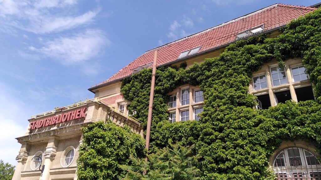 Die grün überwachsene Fassade der Stadtbibliothek Spandau