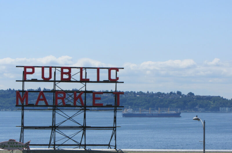 Pike Place Market mit Blick aufs Wasser mit dem Schild "Public Market"