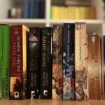 Reihe von Fantasybüchern vor einem Regal