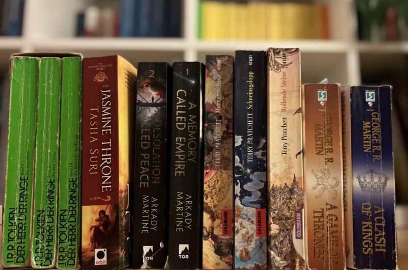 Reihe von Fantasybüchern vor einem Regal