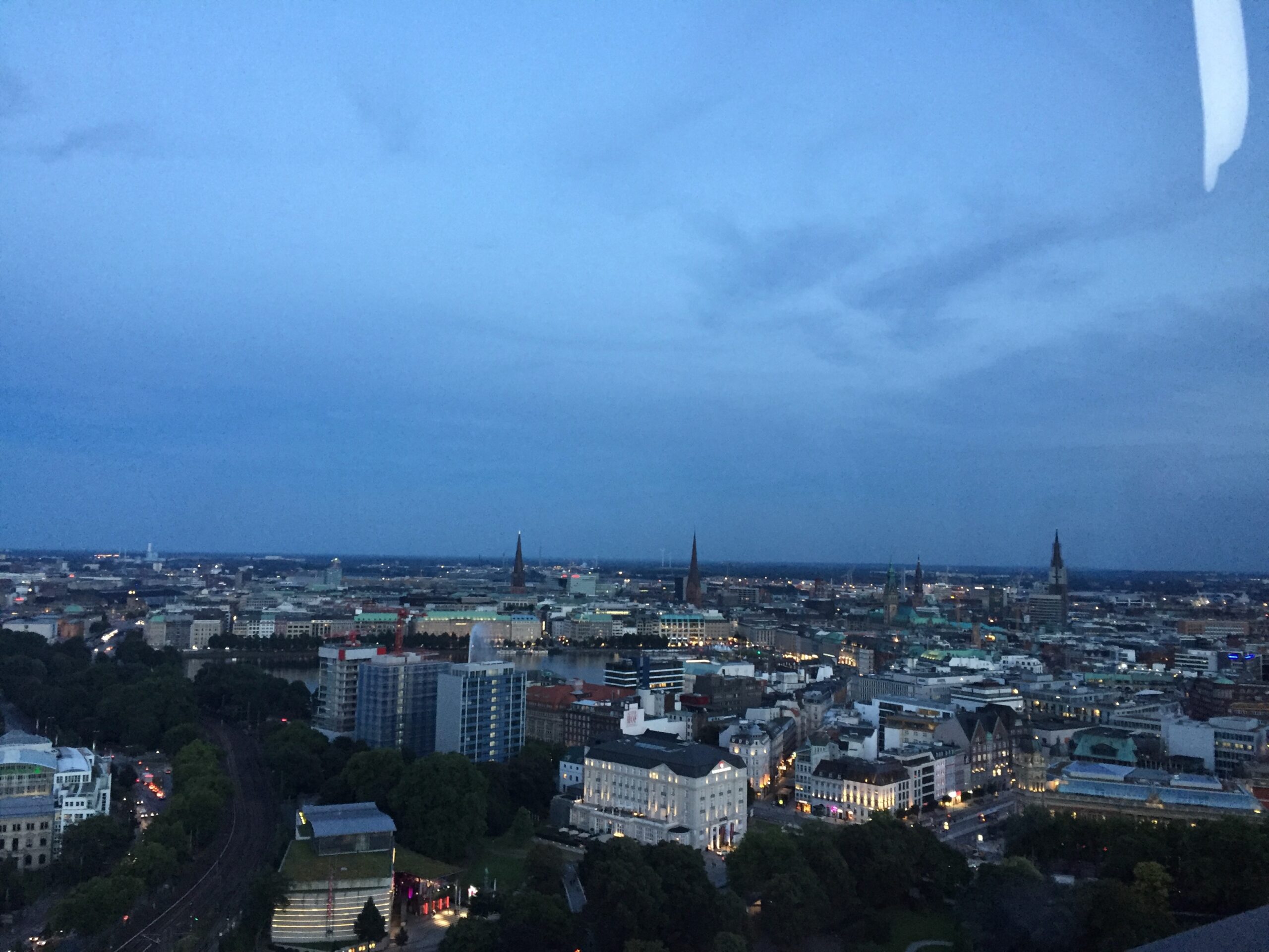 Blick auf Hamburg unter blauem Abendhimmel