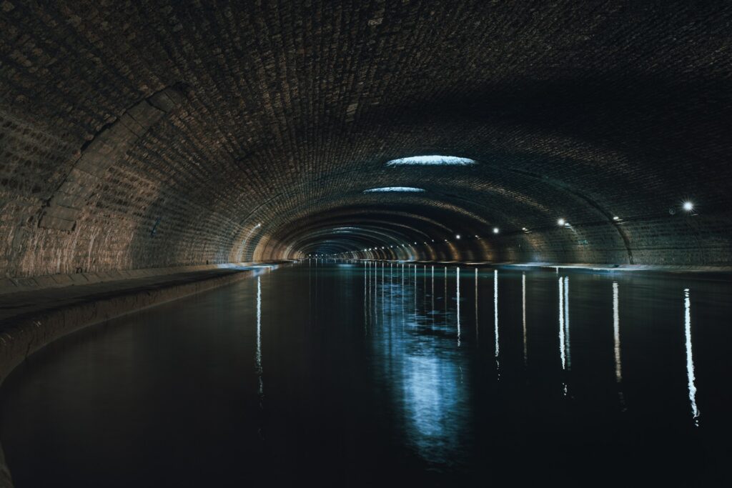 Unterirdische, mit Wasser geflutete Tunnel